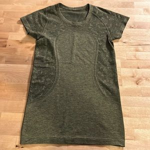 Lululemon size 6 short sleeve swiftly tech shirt